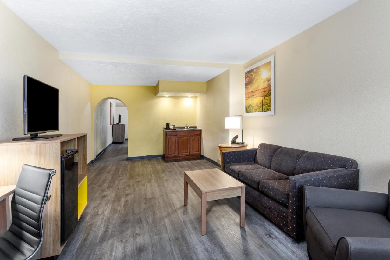 Days Inn & Suites By Wyndham Clovis Zewnętrze zdjęcie
